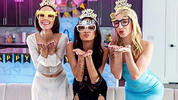 Чирлидерши Кейт и Кристина лижут киски и целуются