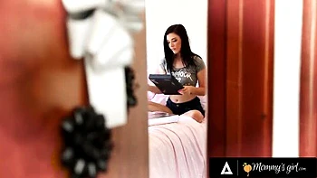 MILF navideña RayVeness coge la húmeda pussy de su hijastra Jenna