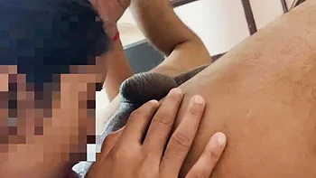 Chica asiática gimiendo en primer plano mientras follan a cuatro patas con creampie