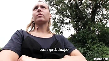 Nikol rubia joven y curvy follada a cuatro y mamada profunda