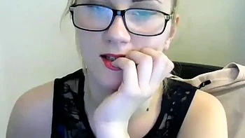 Блондинка-любительница дразнит на вебке и раздевается