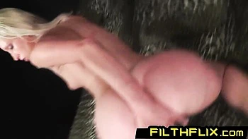 Uma Zex rubia chupa polla y traga en el mano a mano