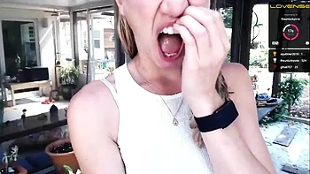 Loira sozinha exibindo seus peitinhos pequenos na webcam