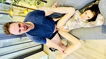 Брюнетка-тинейджерша жестко трахается анально в колледже