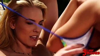 Cosima Dunkin et Jenna Sativa lèchent en lesbiennes