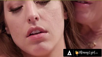 MILF despechada Dee Williams se folla a su compañero de piso de 20 años