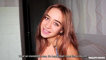 Russisches Blondchen Molly Kelt wird gefickt und versohlt