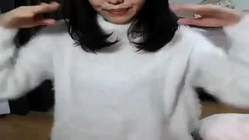 Азиатская японка Пийоко стриптизит в прямом эфире