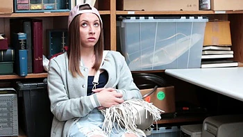 Im Büro wird Hayden Hennessy hart gefickt