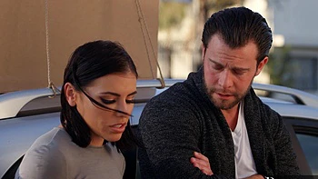 Lena Paul seduce con sus tetas naturales 32DDD en tanga