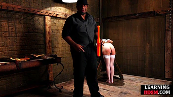 Sale meuf ligotée, chatte écartelée au dildo