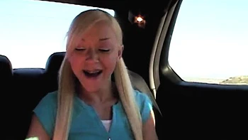 Лил Лекси мастурбирует пальцами в соло