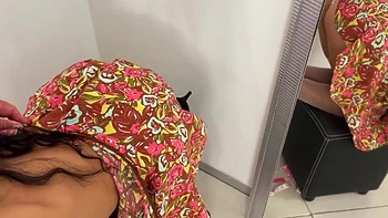 Latina Milf misst Schwanz, bläst ihn hart