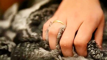 Loira safada 18+ em casaco de pele me provoca