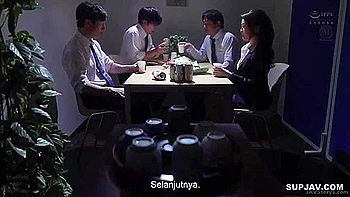 Asiatische Brünette fickt mit spritzender Creampie