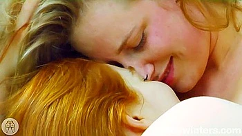 Adolescente pelirroja se mete los dedos en culo y coño