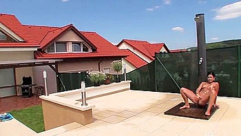 Morena adolescente se fode na natureza