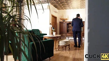 Heiße Ehefrau Arina wird gefickt, während der Cuckold zusieht