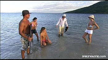 Анджелина и Рената трахаются с матросами на корабле