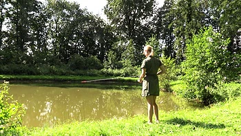 Heiße Blondine masturbiert draußen