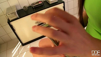 Ungarisches Girl plündert die BDSM-Spielzeugkiste vom Doktor