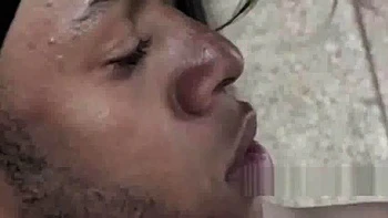 Morena geme e goza dando buceta e boquete doggy