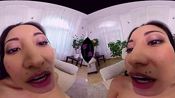 Angel Eyes lutscht Titten im Cowgirl und Doggy VR