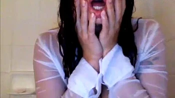 Kendra se desnuda en la ducha con tetas grandes amateur solo