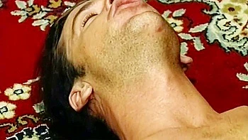 Dünne deutsche Blondine MILF liebt es, vollgespritzt zu werden