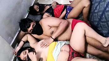 Esposa indiana fode a enteada de 18 anos em sexo hardcore grupal