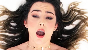 Jewelz Blu peituda goza sendo fodida de cabeça para baixo por pau gigante