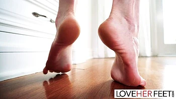 Bonny y Sahara en adoración perversa de pies sexy