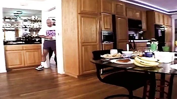 Горячая жена трахается в анус для свингеров