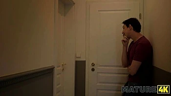 Сексуальная испанская MILF Ларисса Лейте за 40 помогает соседке