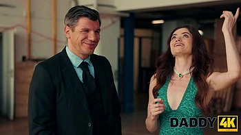 Papai fode a vadia magra Nicole Rae traindo o namorado