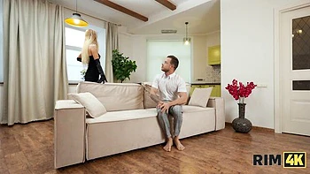 Blonde russe chaude lèche le cul et baise hard