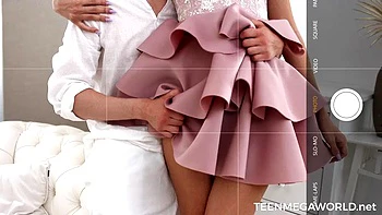 La teen blonde Novella se fait baiser à deux par ses potes gamers