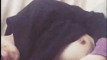 Asiatische Amateurreife fickt sich selbst