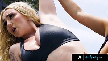 Kayley la coach baise Kendra violemment avec un strap-on