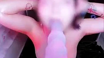 Asiática de peito e bunda grande fode forte com brinquedos