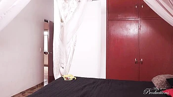 Латиноамериканская красотка в жёстком групповом трахе без резинки