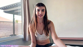 Kleine Brünette reitet riesigen schwarzen Schwanz POV