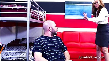 Julia Ann, a cougar aristocrata de peitos enormes