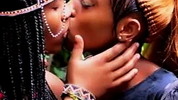 Lesbiennes ébènes se caressent en vidéo hardcore amateur