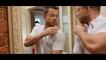 Блондинка Тони Билл делает ковбойский минет и лижет задницу