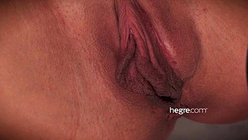 Молодая брюнетка стриптиз и горячая киска