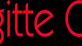 Tgirl latina masturbe ses grosses nichons en solo