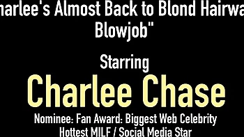 Charlee com bunda enorme chupando no banho