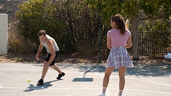 Nathan Bronson e Liv transam forte ao ar livre de minissaia