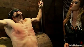 Chasteté CBT Femdom 3 : Maîtresses blondes en bondage et pegging